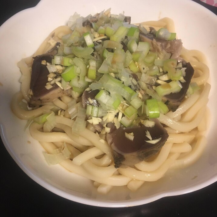 カツオのたたき、ねぎ、にんにくの釜揚げうどん